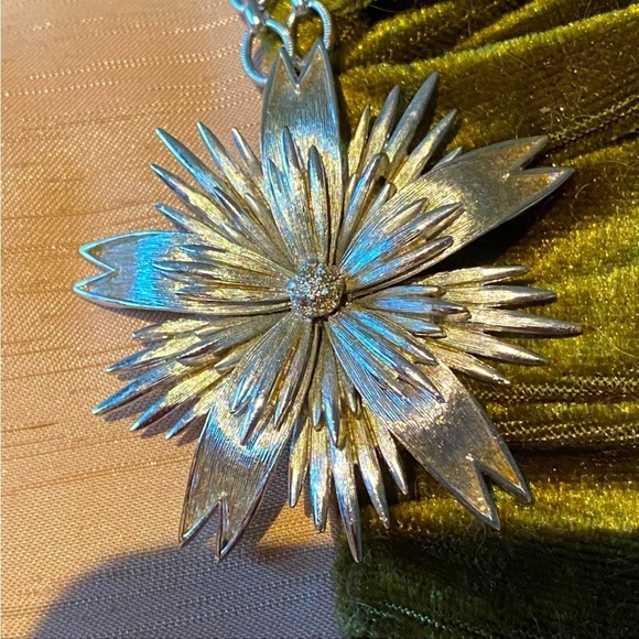 Original Classic VINTAGE MONET DAISY Sunflower PENDANT - Picture 1 of 6